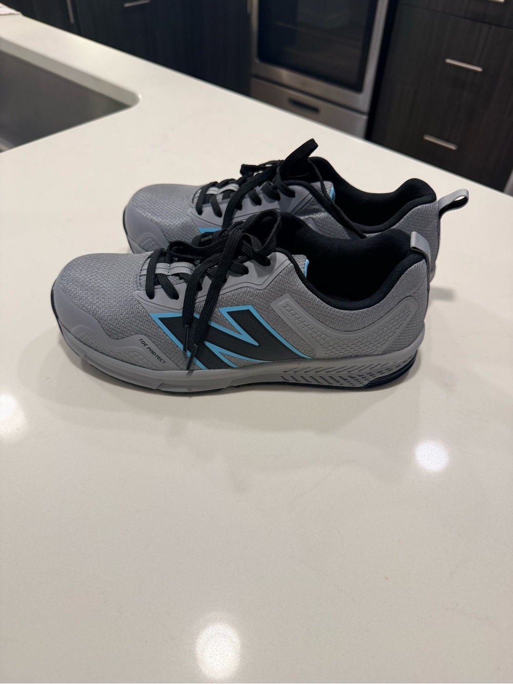 New balance toe protection shoes